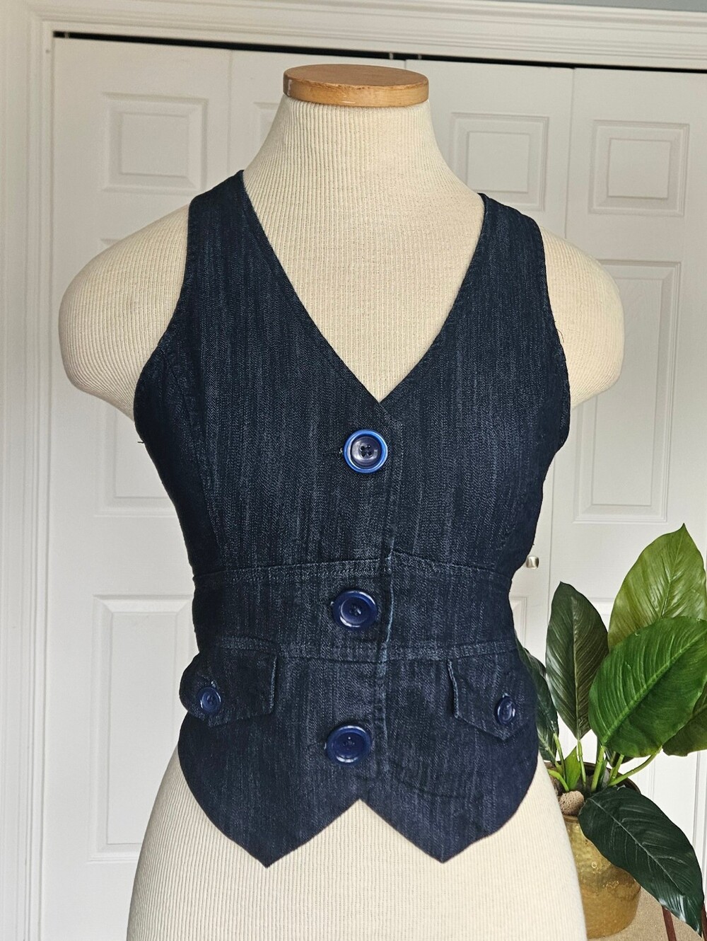 HOT KISS Y2K Racerback Cropped Mall Goth/Grunge Dark Wash Size L Denim Vest.